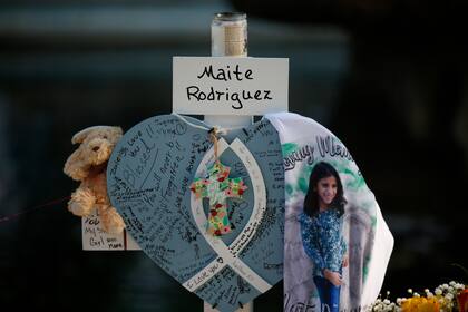La cruz de Maite Rodriguez se encuentra en el sitio donde se está conmemorando a las víctimas que murieron en el tiroteo de esta semana en la Escuela Primaria Robb, el viernes 27 de mayo de 2022, en Uvalde, Texas. (AP Foto/Darío López-Mills)