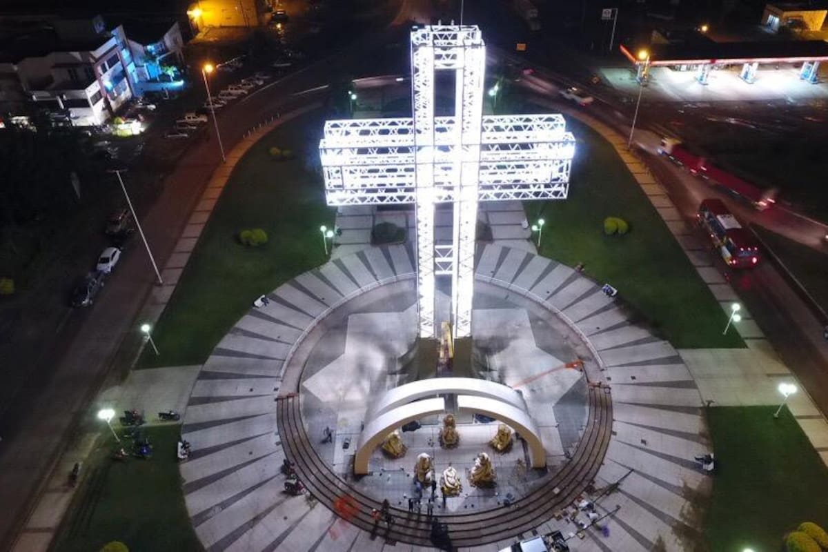 La Cruz del Norte, que marca el acceso a Formosa capital y el pesebre navideño. Las principales avenidas y la costanera lucen una vistosa decoración para estas Fiestas, signadas por el Covid-19.