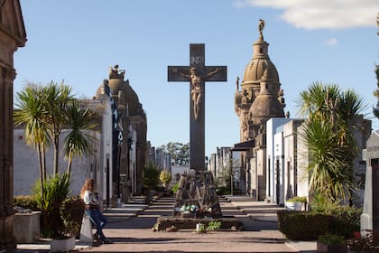 La cruz, en el pasillo central del cementerio.