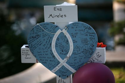 La cruz en honor de la maestra Eva Mireles se yergue el viernes 27 de mayo de 2022 en un monumento conmemorativo improvisado en honor de las víctimas asesinadas en un tiroteo en la Escuela Primaria Robb, en Uvalde, Texas. (AP Foto/Darío López-Mills)