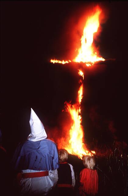 La cruz incendiada es uno de sus principales símbolos.