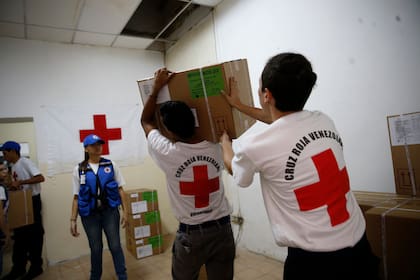 La cruz roja ayuda en los terremotos de Venezuela (AP Foto/Ariana Cubillos, Archivo)