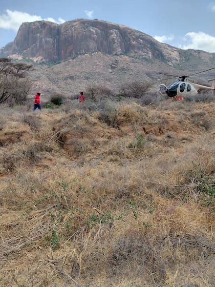 La cruz roja de Kenia trabaja en el lugar del accidente