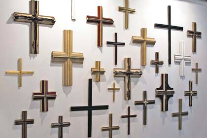 La cruz, un símbolo reiterado en sus instalaciones