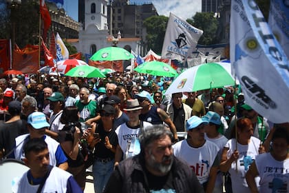La CTA-T y la CTA-A junto a la UTEP, Sindicatos de la CGT, sectores Pymes, agrupaciones políticas y Organismos de DDHH, durante una marcha en Plaza de Mayo
