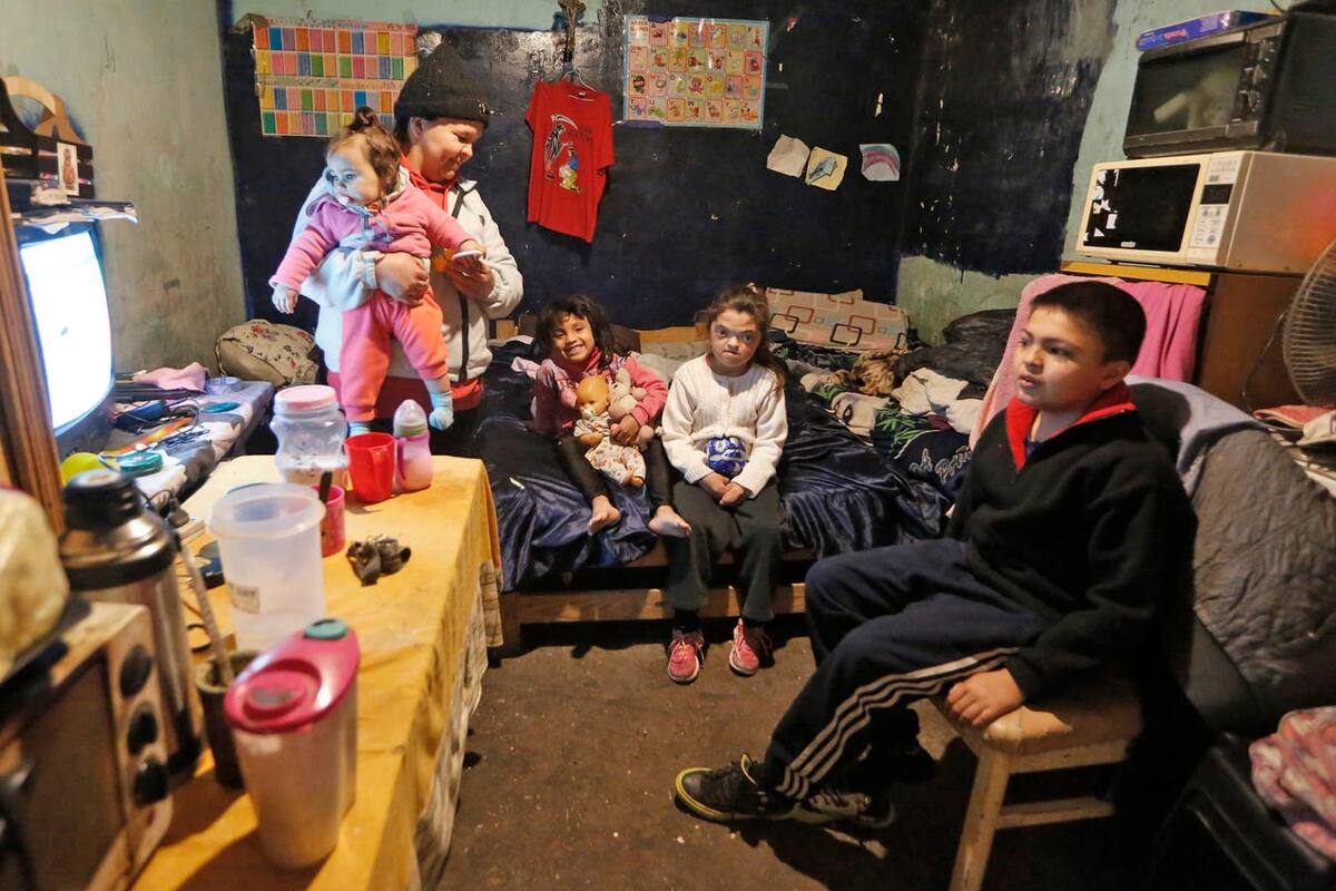 La cuarentena, el aislamiento y el distanciamiento social declarados en el marco de la emergencia sanitaria no son vividos de igual manera por todas las personas. El contexto socioeconómico, la posibilidad de contar con redes de apoyo, las condiciones del hábitat, el tipo de trabajo, son algunos det