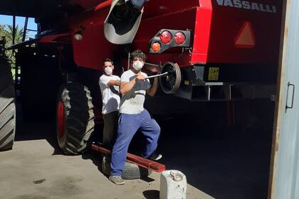 En Bragado. Operarios preparando máquinas para la cosecha en el campo de Walter Malfato