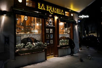 La cuarentena por el coronavirus determinó el cierre del histórico restaurante La Rambla, en Posadas y Ayacucho, que tenía 14 empleados; el actor Robert Duvall fue uno de sus famosos clientes