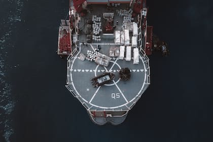 La cubierta del Almirante Irízar, por Lorenzo Poli