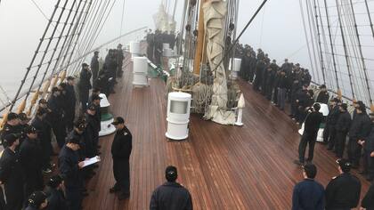 La cubierta el miércoles 18 amaneció con una intensa bruma a la hora de la formación de todos los integrantes del barco.