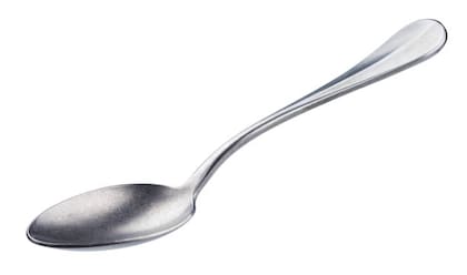 La cuchara de acero inoxidable es ideal para implementar este truco