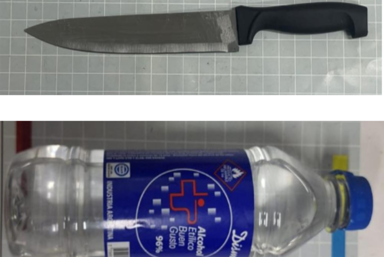 La cuchilla y la botella de alcohol etílico que le secuestraron al agresor