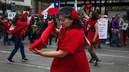 La “cueca sola” fue creada por la Agrupación de Familiares de Detenidos Desaparecidos (AFDD) durante el régimen militar de Pinochet