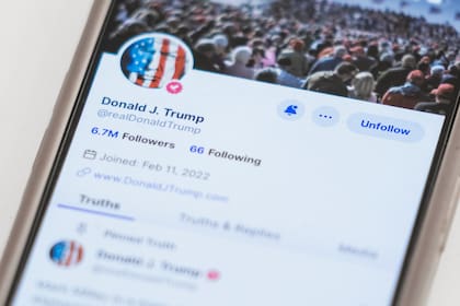 La cuenta en Truth Social del expresidente Donald Trump en un teléfono celular, en Nueva York el 20 de marzo de 2024. (Foto AP/John Minchillo)