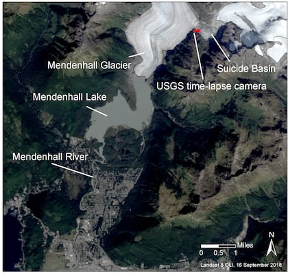 La cuenta Suicide nace en uno de los laterales del glaciar Mendenhall sobre Juneau, Alaska