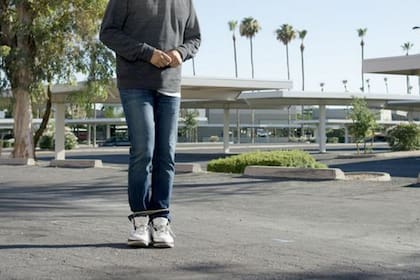 La cuerda se enrolla de forma tal que limita el movimiento de las piernas
