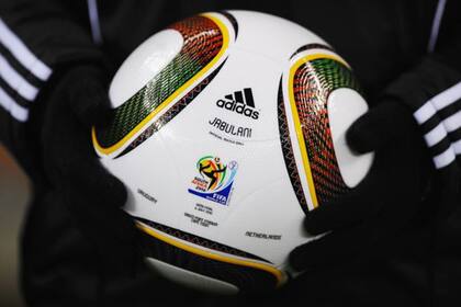 La cuestionada pelota Jabulani, el siguiente desafío detectivesco de este ingeniero mecánico argentino.