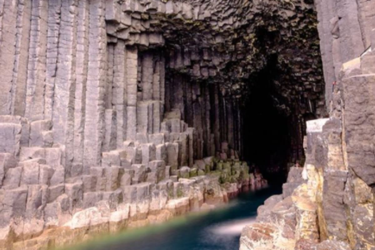 La cueva de Fingal, ubicada a unos kilómetros de la costa de Escocia, fue descubierta en el siglo XVII y, entre otras obras, inspiró la famosa Overtura de las Hébridas de Mendelssohn. Su perfecta acústica natural junto con las olas rompientes sobre las piedras forman un espectáculo escalofriante