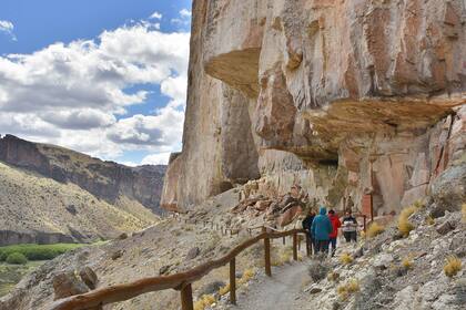 La Cueva de las Manos también tienen figuras humanas y de animales