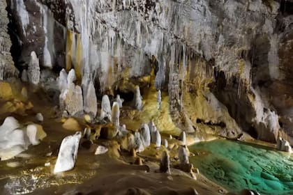 La cueva de Lechuguilla es una de las cuevas de piedra caliza más largas y profundas del mundo (Foto: BBC)