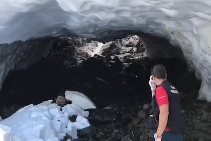La cueva donde ocurrió la tragedia en el glaciar Hielo Azul