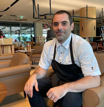 La cuidada propuesta del chef sevillano Javier Mendez contempla los distintos momentos del día y ocasiones: "se puede cenar, pero también picar algo acompañando algún trago, en la barra, de manera más informal", detalla.