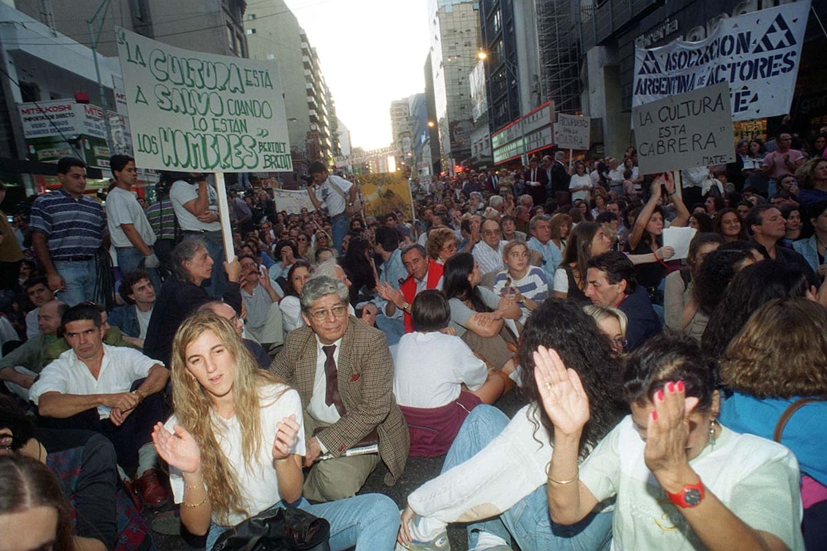 "La cultura se muere. Sentémonos juntos y en silencio para que nos oigan”, fue uno de los ejes de la protesta en la puertas del Teatro San Martín en abril de 1995