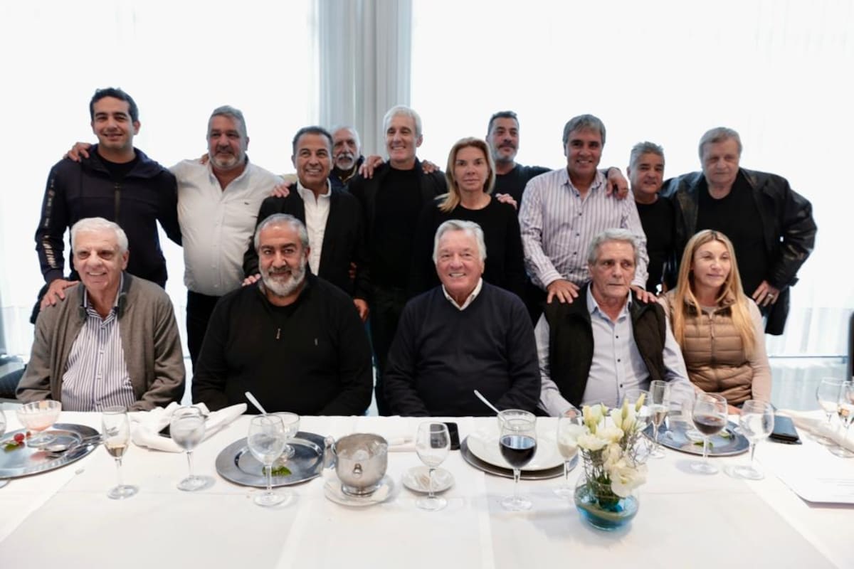 La cumbre de la CGT en Mar del Plata: Héctor Daer y Luis Barrionuevo, en el centro; de pie, en el extremo izquierdo, Sebastián Maturano, que atacó al kirchnerismo