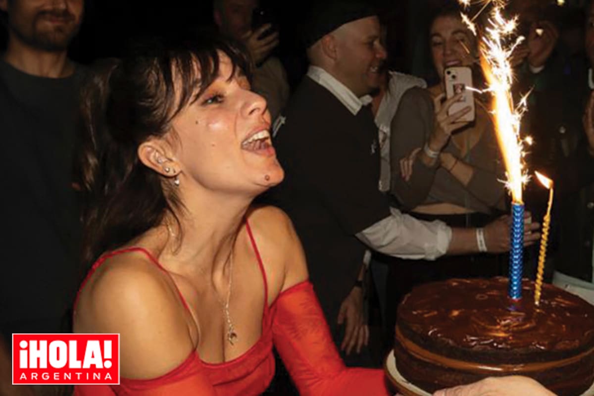 La cumpleañera a punto de soplar las velitas.