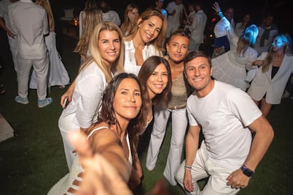 La cumpleañera con su grupo “Milano 20 años después”, que incluye a Paula de la Fuente, Verónica Diez, Cintia Santilli y María Guly, todas amigas que le quedaron de cuando vivía en Milán. En la foto también está Pupi Zanetti.