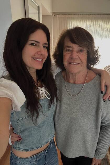 La cumpleañera con su
mamá Lizie, quien la acompaña en todo momento.