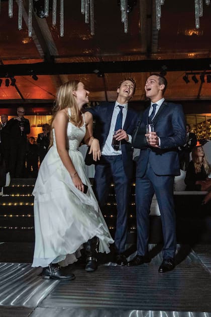 La cumpleañera –en la foto está con sus hermanos Benicio y Tiziano– llevó un vestido con corset realizado en red de canutillos, escote halter con breteles, y falda en capas en gasa de seda natural, muselina y satén de seda natural con ruedo irregular diseñado por Benito Fernández. Lo complementó con botas de inspiración motoquera.