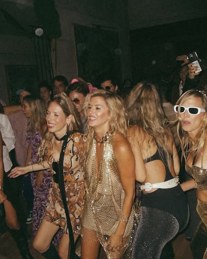 La cumpleañera en plena pista de baile rodeada de sus amigas.