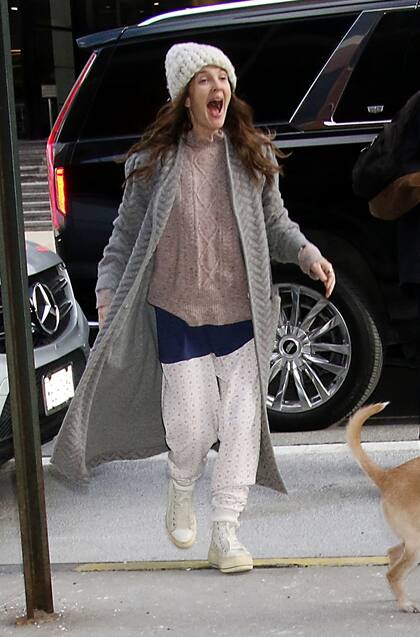 La cumpleañera llegando a The Drew Barrymore Show donde fue recibida por su equipo