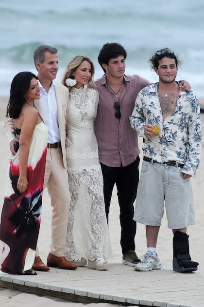 La cumpleañera,
Lulú, posa junto a
Martín Redrado, la
hija de él, Martina
(fruto del primer
matrimonio del
economista con
Ivana Pagés) y los
dos hijos de ella,
Florencio y Santos
“Chino” Moneta
(de su matrimonio
con Raulito
Moneta)