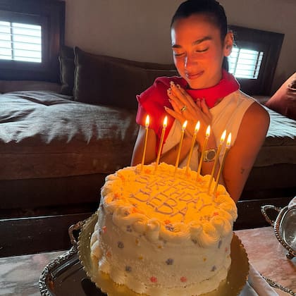 La cumpleañera recibió una torta personalizada con la frase: "Happy Birthday, Beba", dejando al descubierto su tierno apodo (Foto: Instagram @dualipa)