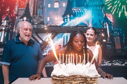 La cumpleañera sopla las velitas ante la mirada cargada de amor de sus padres Andrea Pietra y Daniel Grinbank.