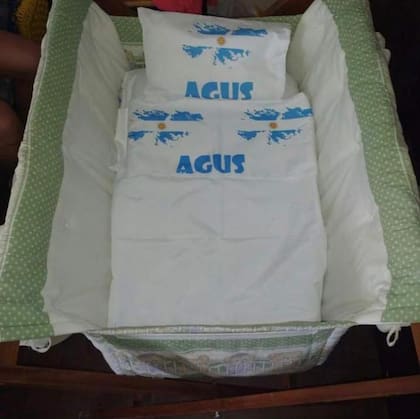 La cuna de Agustín con las sábanas de Malvinas