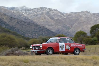La cupé FIAT 1500 Vignale es un modelo que gustó a los argentinos a fines de los sesentas; ésta de Jorge Cantón y su navegante, Marta Adam, transita placentera por la serranía puntana.