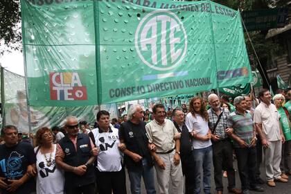 La cúpula de ATE, con Hugo Godoy a la cabeza, en otra marcha al Ministerio de Trabajo