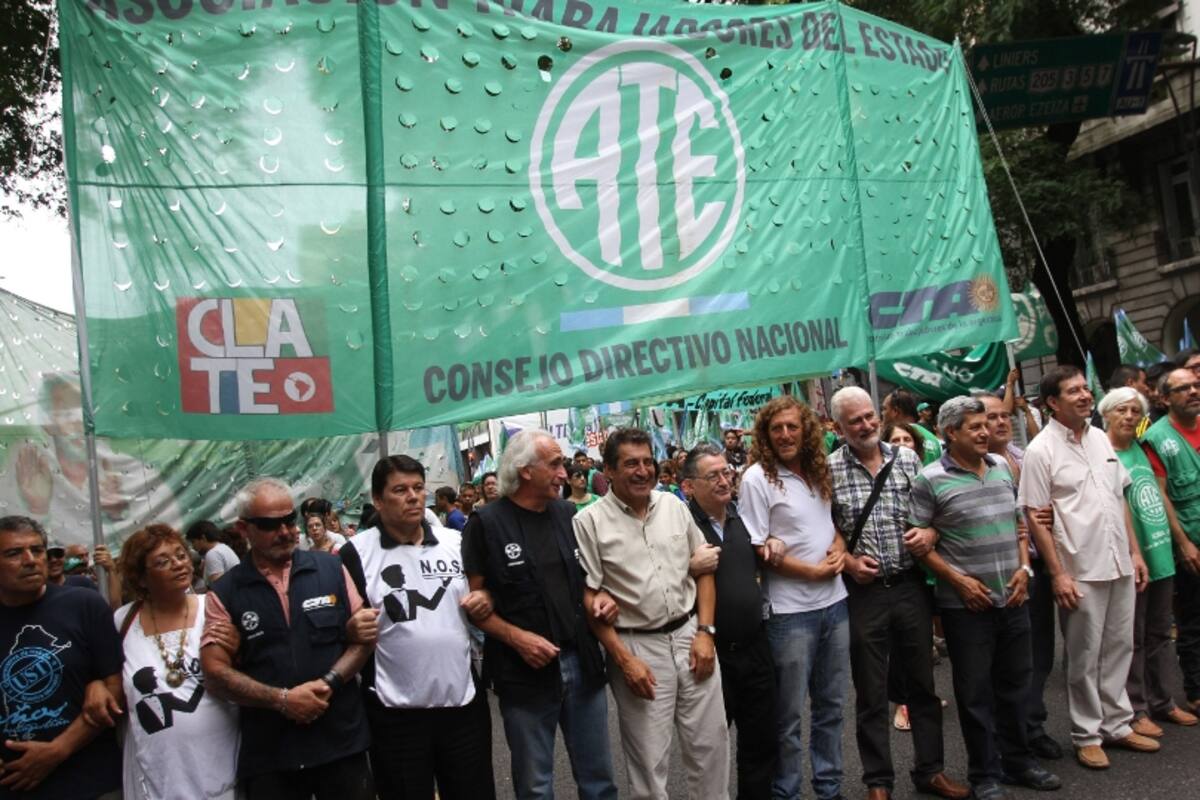 La cúpula de ATE, con Hugo Godoy a la cabeza, marchó ayer al Ministerio de Trabajo