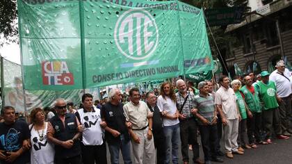 La cúpula de ATE, con Hugo Godoy a la cabeza, marchó ayer al Ministerio de Trabajo