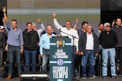 La cúpula de la CGT en el cierre del acto por el Día del Trabajador, en el estadio de Defensores de Belgrano