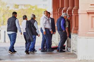 La cupula de la CGT ingresa a la Casa Rosada, en abril, al primer encuentro oficial con la gestión de Milei