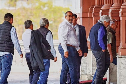 La cupula de la CGT ingresa a la Casa Rosada para su primera reunión oficial con el Gobierno; fue el 10 de abril pasado, un día antes de lanzar su segundo paro general en rechazo a las medidas de Milei