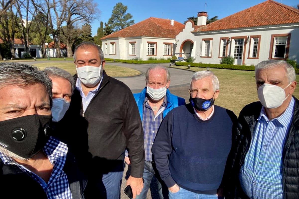 La cúpula de la CGT visitó al Presidente y planteó una suba del 1% los aportes de los trabajadores a las obras sociales; también se habló de reactivar la economía