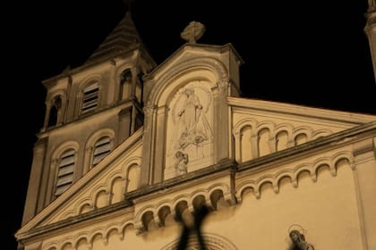 La cúpula de la Iglesia está rodeada por cuatro torres menores y coronada por una escultura de la Virgen de más de cinco metros de altura