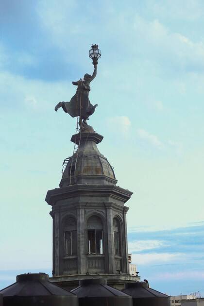La cúpula del edificio con la figura femenina que representa a la diosa de la sabiduría, Palas Atenea.