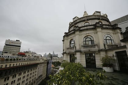 La cúpula del edificio Miguel Bencich, que está enfrente del edificio Bencich con las dos cúpulas de cinco pisos