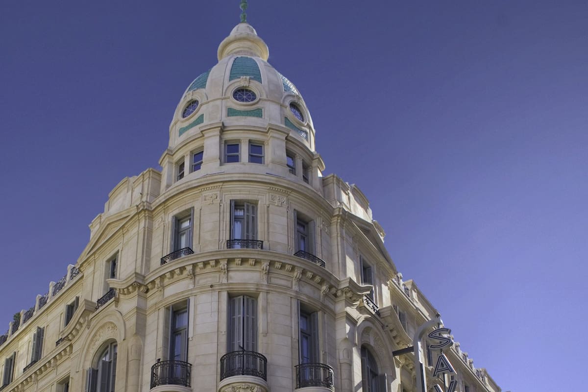 La cúpula del Hotel Savoy Rosario vista desde la esquina de San Lorenzo y San Martín